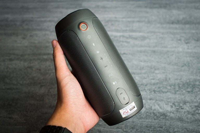Tren_tay_loa_JBL_Pulse_2_8.jpg